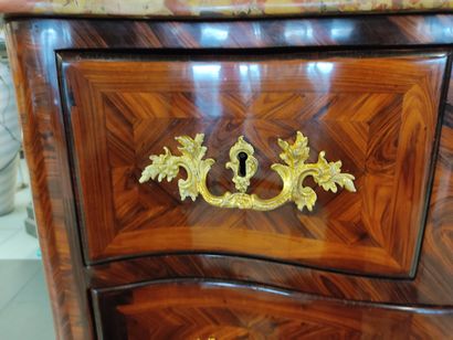 Commode à beau galbe en façade en placage...