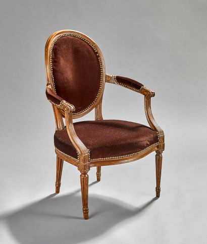 Fauteuil à dossier médaillon en bois naturel...