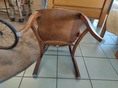 Fauteuil de bureau en bois naturel. 

Crosses...