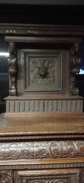 Petit cabinet en noyer tourné et richement...