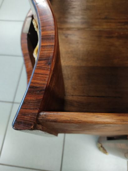 Commode à beau galbe en façade en placage...
