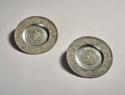 Paire d'assiettes en étain, de type « Patènes...