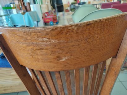 Fauteuil de bureau en bois naturel. 

Crosses...