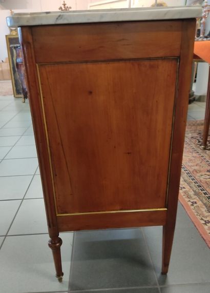 Commode d'entre-deux en merisier.

Ouvre...