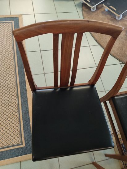 Suite de quatre chaises en palissandre (?)

Dossier...
