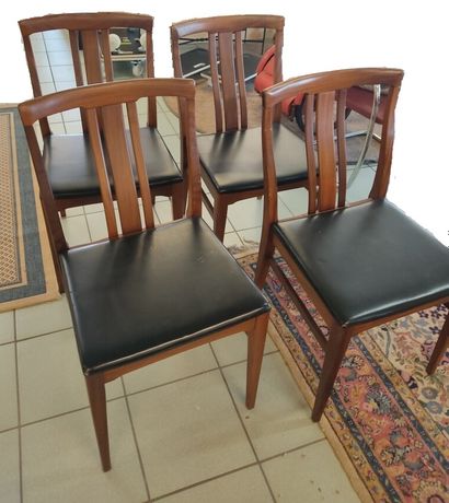 Suite de quatre chaises en palissandre (?)

Dossier...