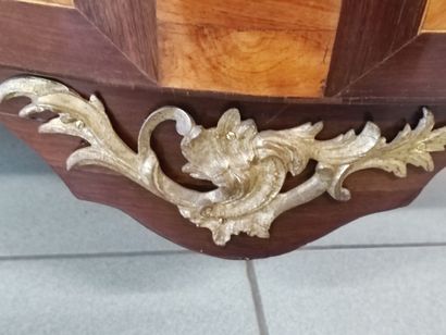 Commode d'entre-deux galbée toutes faces...