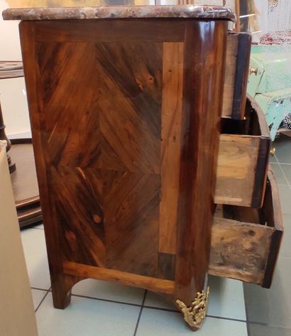 Commode d'entre-deux à façade cintrée en...