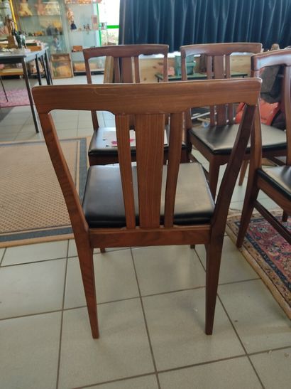 Suite de quatre chaises en palissandre (?)

Dossier...