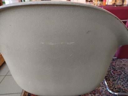 Charle (1907-1978) et Ray (1913-1988) EAMES,

Distribution...