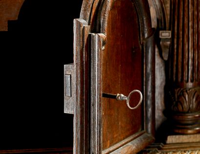Dressoir en chêne mouluré et sculpté, ouvrant...