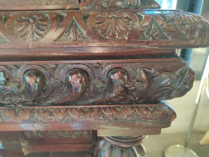 Petit cabinet en noyer tourné et richement...