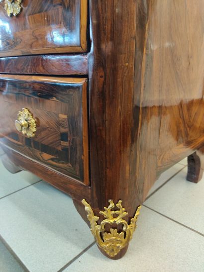 Commode d'entre-deux à façade cintrée en...