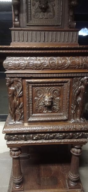 Petit cabinet en noyer tourné et richement...