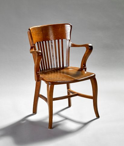 Fauteuil de bureau en bois naturel. 

Crosses...