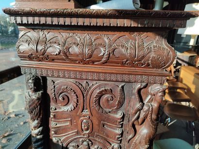 Petit cabinet en noyer tourné et richement...