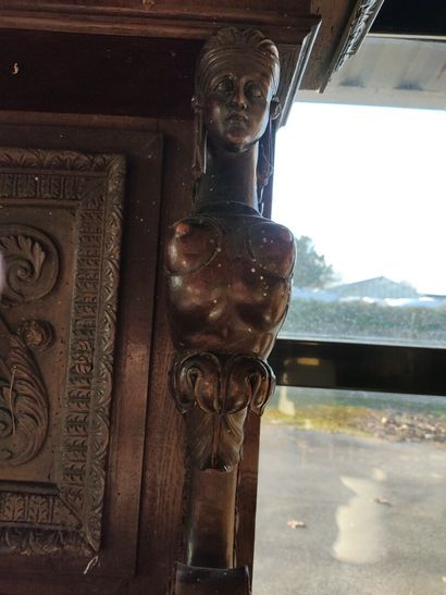 Petit cabinet en noyer tourné et richement...