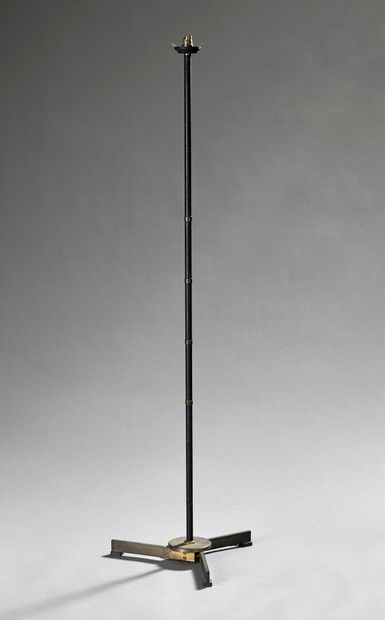 Pietement de lampadaire en métal laqué noir....