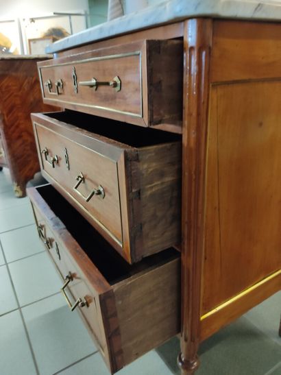 Commode d'entre-deux en merisier.

Ouvre...