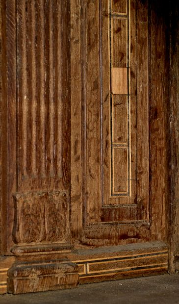 Dressoir en chêne mouluré et sculpté, ouvrant...