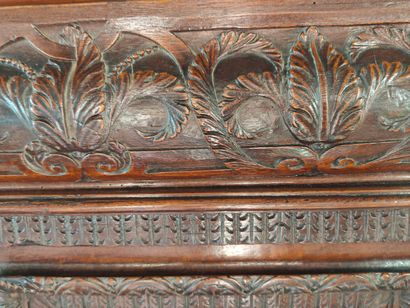 Petit cabinet en noyer tourné et richement...