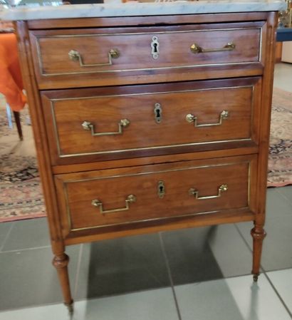 Commode d'entre-deux en merisier.

Ouvre...