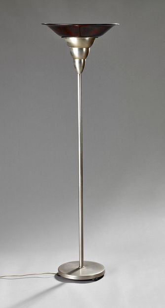 Important lampadaire en métal chromé.

La...