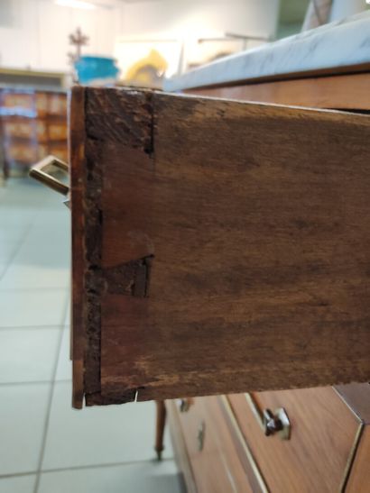 Commode d'entre-deux en merisier.

Ouvre...
