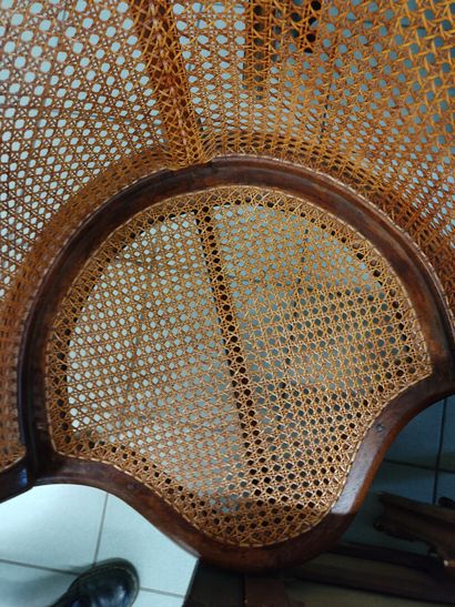 Fauteuil de bureau en bois sculpté et mouluré...
