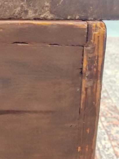 Commode d'entre-deux à façade cintrée en...