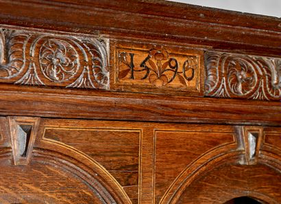 Dressoir en chêne mouluré et sculpté, ouvrant...
