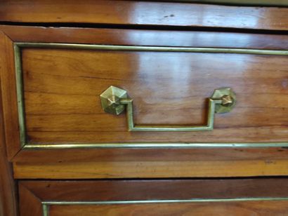 Commode d'entre-deux en merisier.

Ouvre...