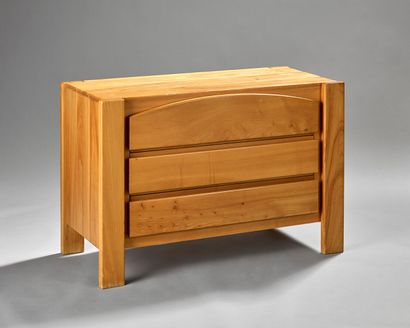 Maison REGAIN.

Commode en orme massif ouvrant...