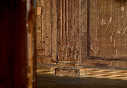 Dressoir en chêne mouluré et sculpté, ouvrant...