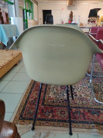 Charle (1907-1978) et Ray (1913-1988) EAMES,

Distribution...