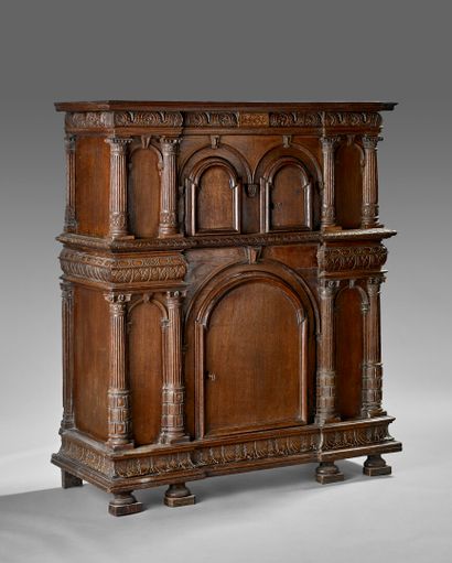 Dressoir en chêne mouluré et sculpté, ouvrant...