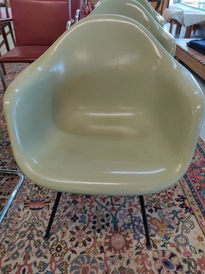 Charle (1907-1978) et Ray (1913-1988) EAMES,

Distribution...