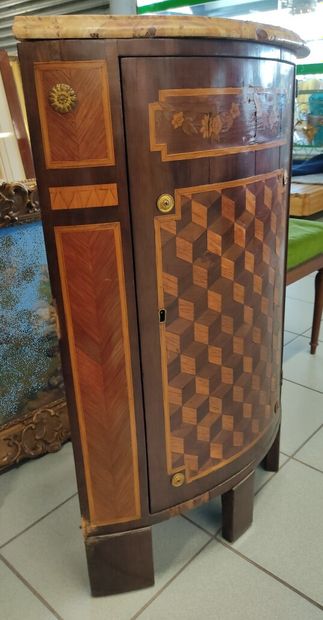Encoignure en bois de placage ouvrant à une...