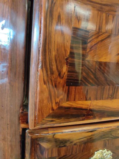 Commode d'entre-deux à façade cintrée en...