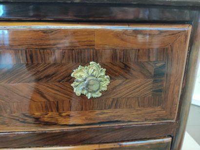 Commode d'entre-deux à façade cintrée en...