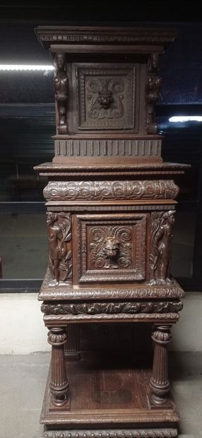Petit cabinet en noyer tourné et richement...