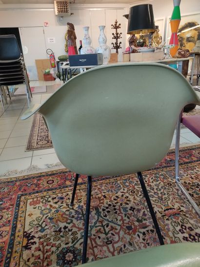 Charle (1907-1978) et Ray (1913-1988) EAMES,

Distribution...