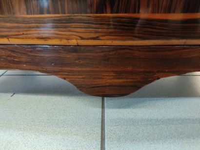 Commode d'entre-deux à façade cintrée en...