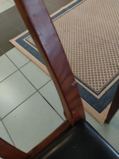 Suite de quatre chaises en palissandre (?)

Dossier...