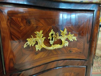 Commode à beau galbe en façade en placage...