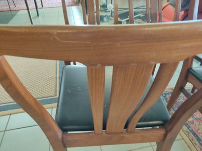 Suite de quatre chaises en palissandre (?)

Dossier...