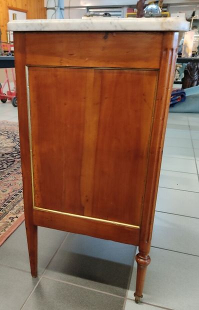 Commode d'entre-deux en merisier.

Ouvre...