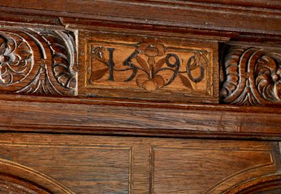 Dressoir en chêne mouluré et sculpté, ouvrant...