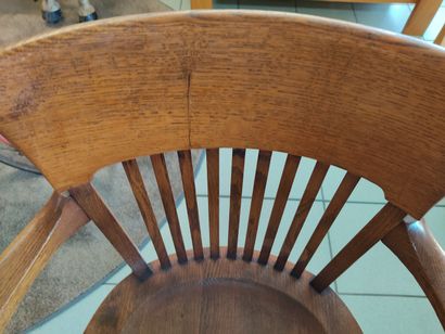 Fauteuil de bureau en bois naturel. 

Crosses...