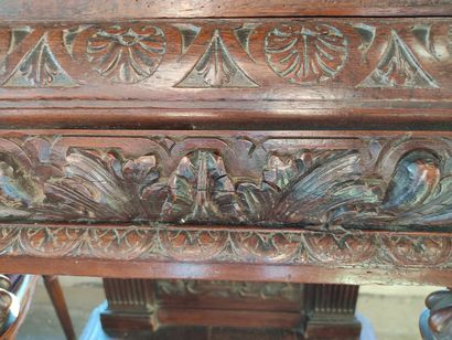 Petit cabinet en noyer tourné et richement...